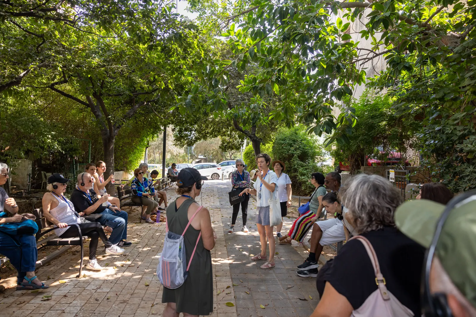 סיור אורבני בין גינות ומשעולים | בתים מבפנים