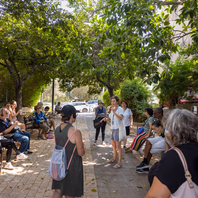סיור אורבני בין גינות ומשעולים | בתים מבפנים