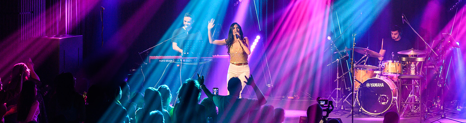 עדי אברהמי במופע להקה – ״זה מתחיל בצעד״