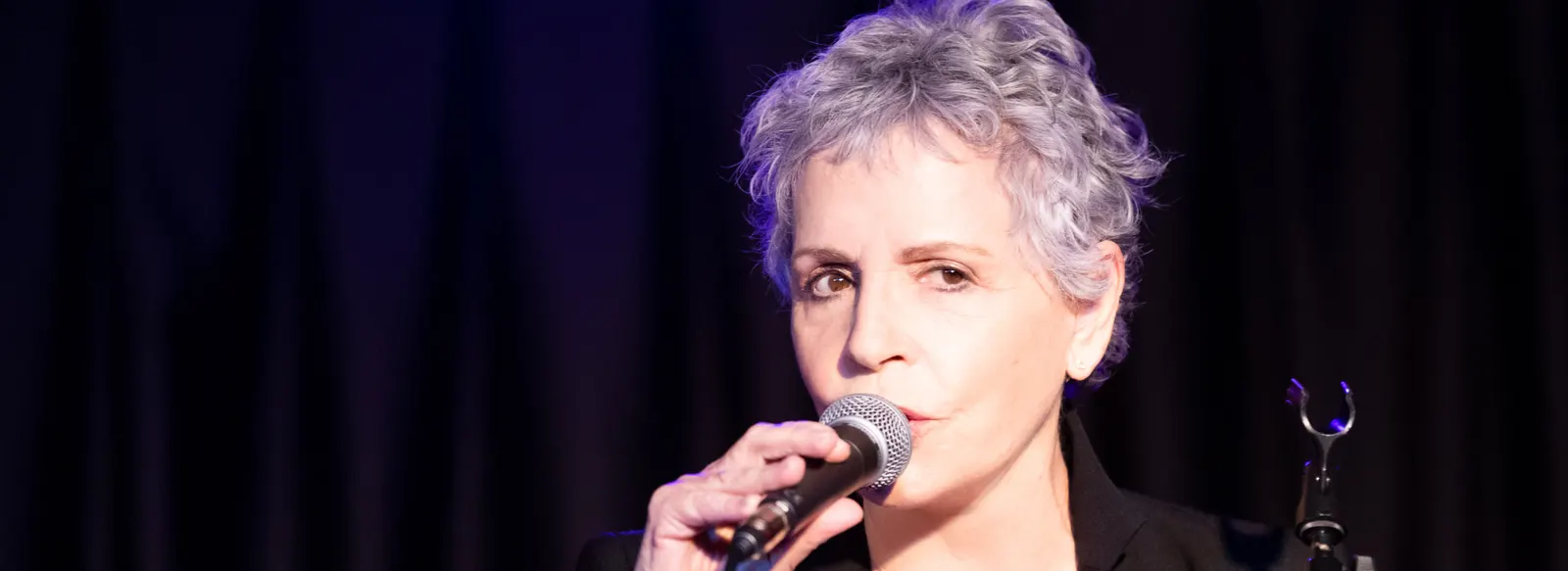 לאורה ריבלין — בעיר זרה