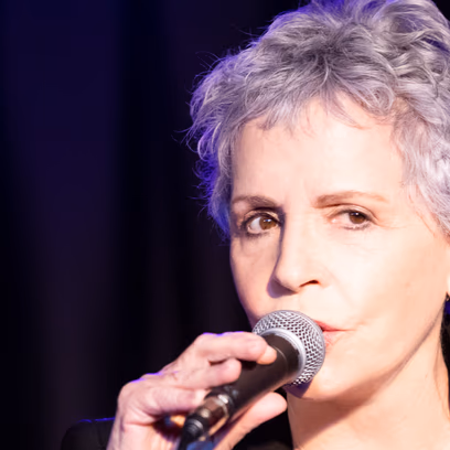 לאורה ריבלין — בעיר זרה