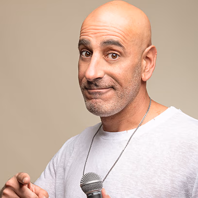 קובי מימון במופע סטנדאפ