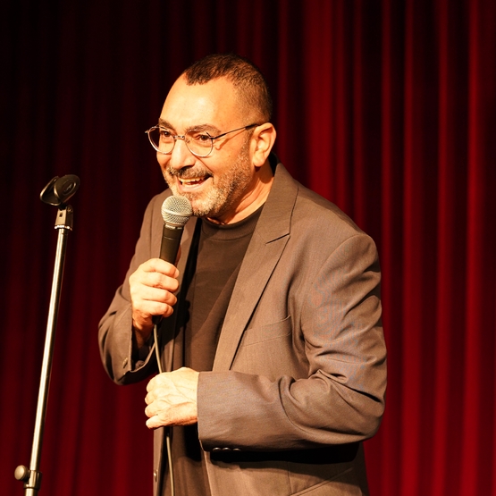 אורן זוזל במופע סטנד אפ